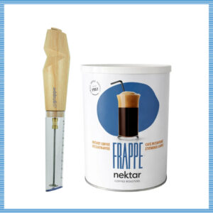 Griekse frappe set van koffie in tonnetje en mixer hout